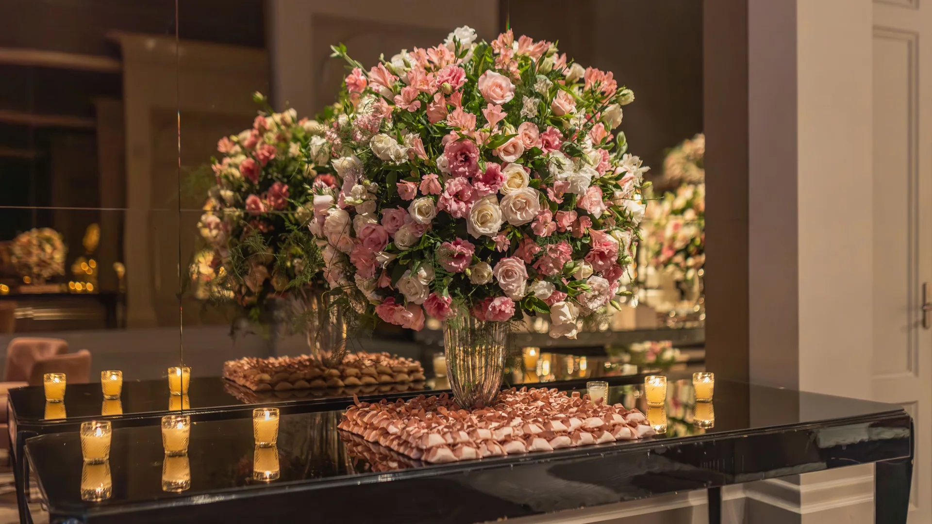Луксозен букет от рози, изработен от флористите на Burgas Flowers